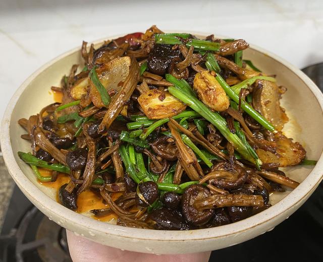 又香又下饭的干锅茶树菇（火锅底料版）的做法