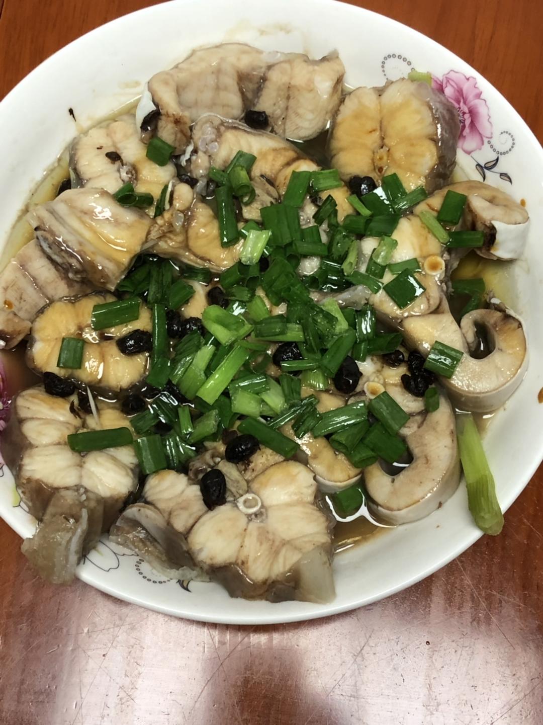 片香葱3根95清蒸狗鲨鱼 95的做法直接在菜场让鱼摊帮忙把狗鲨杀好