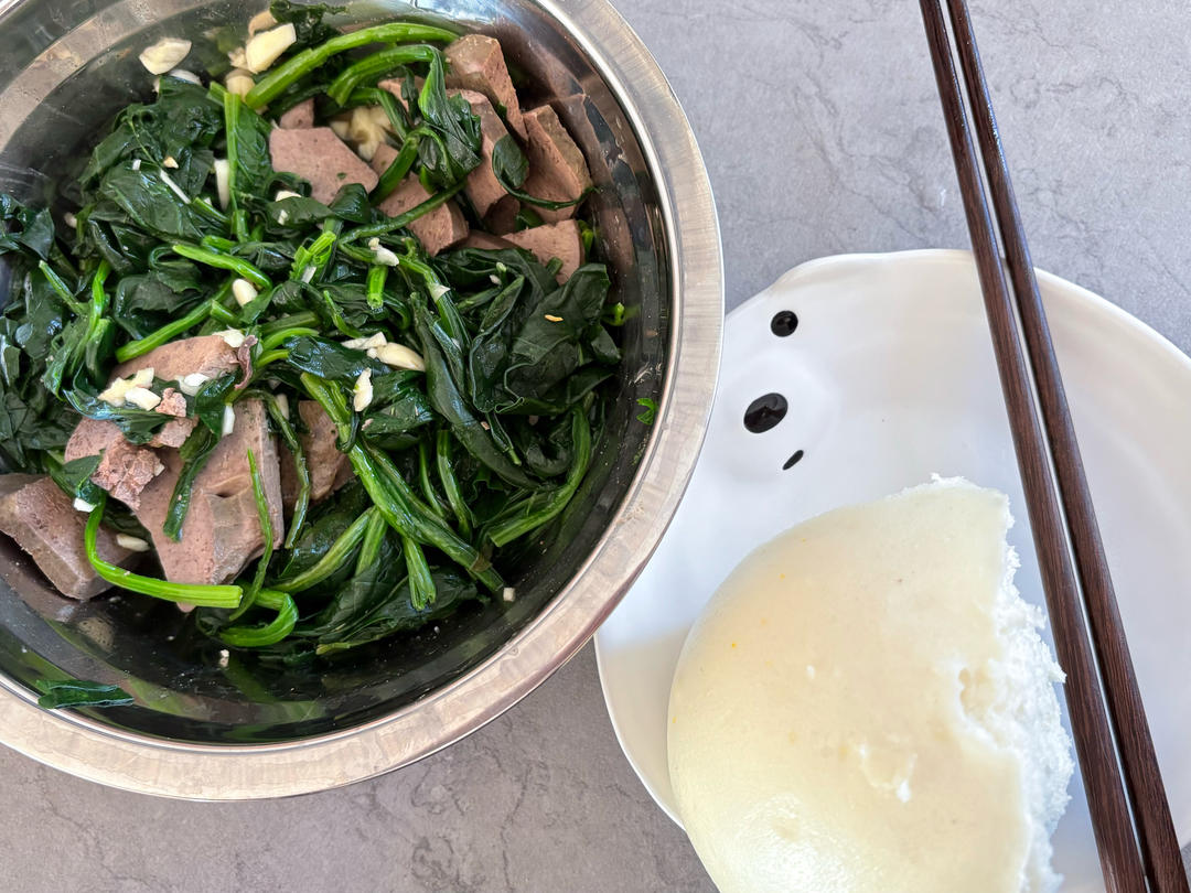 猪肝拌菠菜