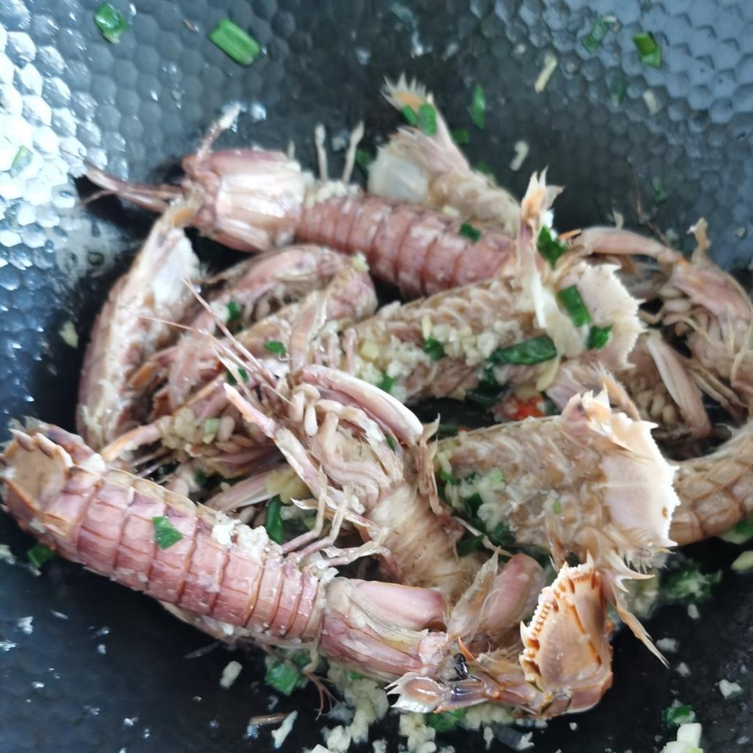 无油炸版的椒盐皮皮虾和巧拨虾壳的方法