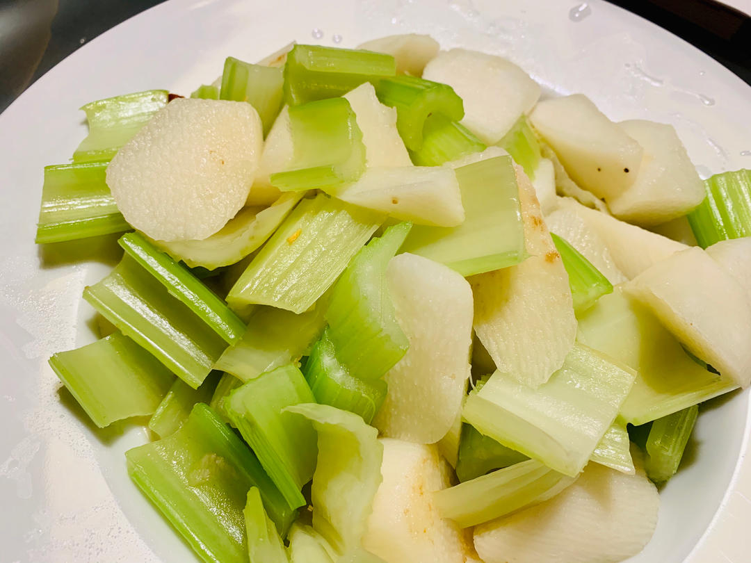 半斤小厨神做的西芹炒山药
