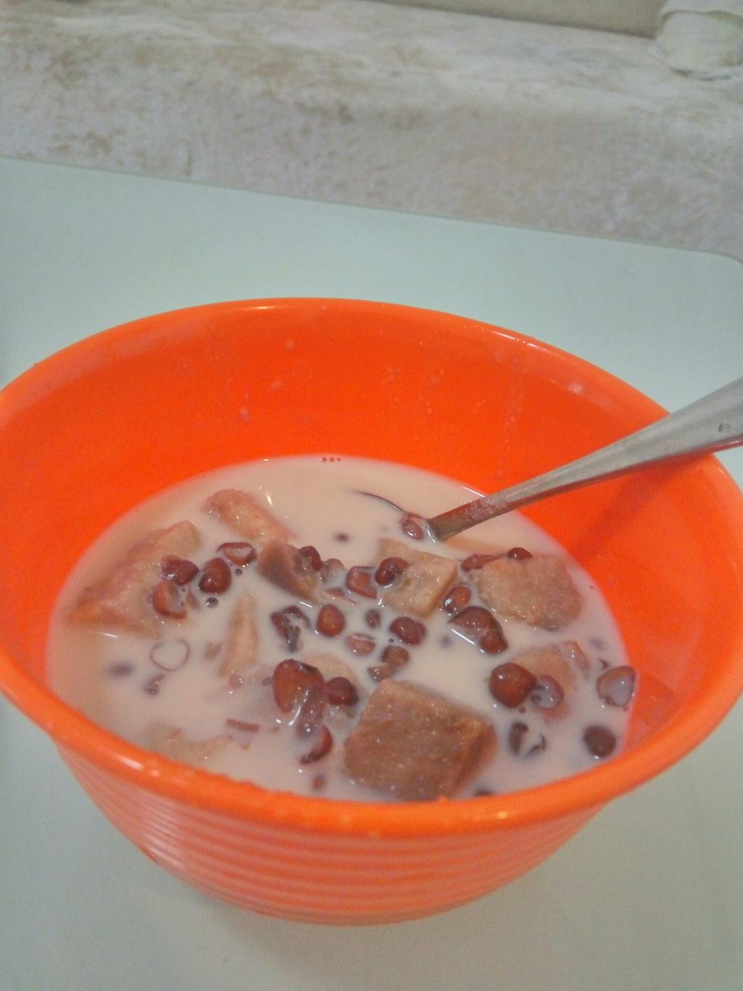 红豆芋头奶香甜汤