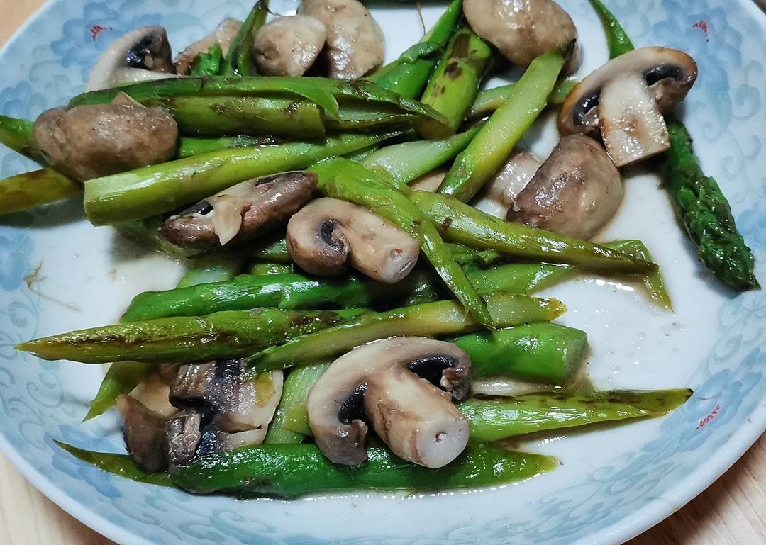 芦笋炒蘑菇