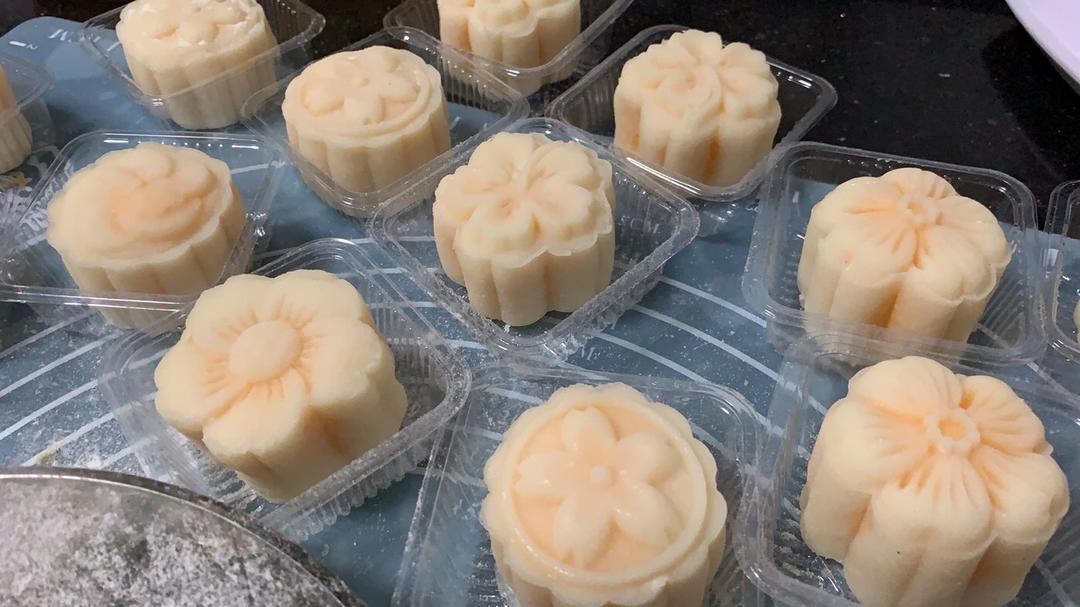 流心奶黄冰皮月饼