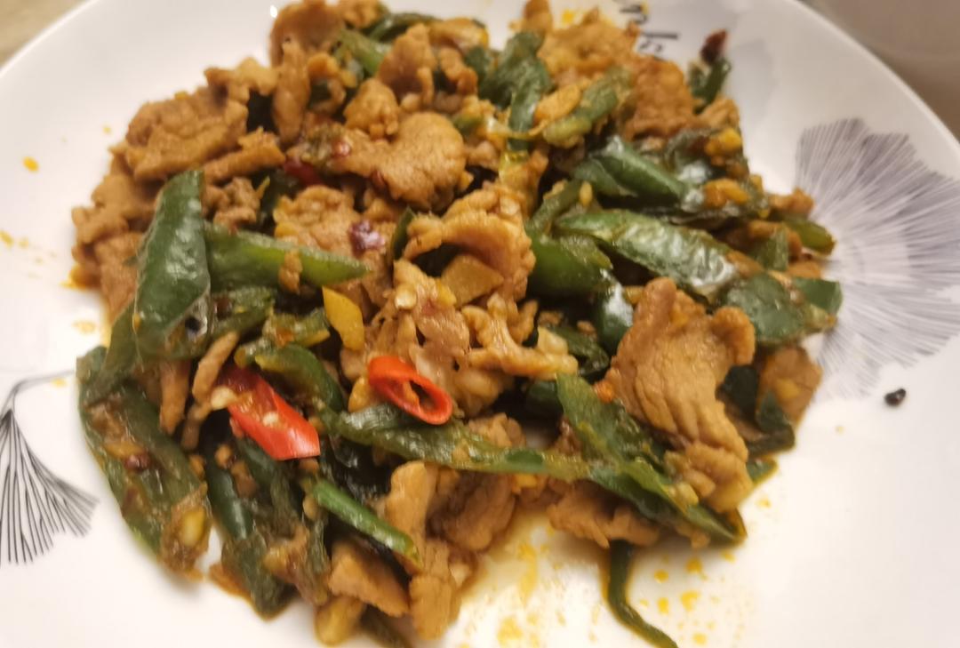 辣椒炒肉(几乎是所有湖南大饭店里的传统炒法)