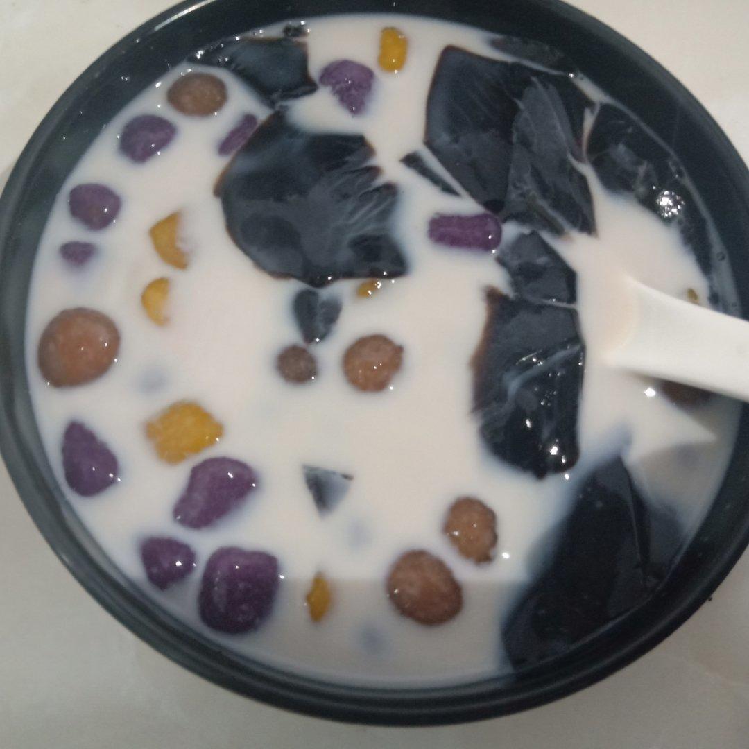 自制鲜芋仙芋圆（另附: 蜜红豆和仙草冻的做法）