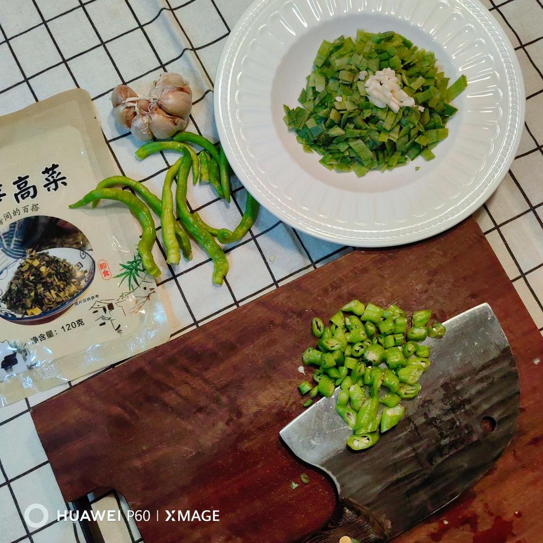 夏日🌞里的宝贝蔬菜丝瓜，营养丰富✨，所以这么好的食材一点也不能浪费，瓜皮.瓜肉分别入菜的“丝瓜两吃💋”，瓜皮口感嫩粉嫩粉、瓜肉微微清甜，两道都非常美味哈😋的做法 步骤6