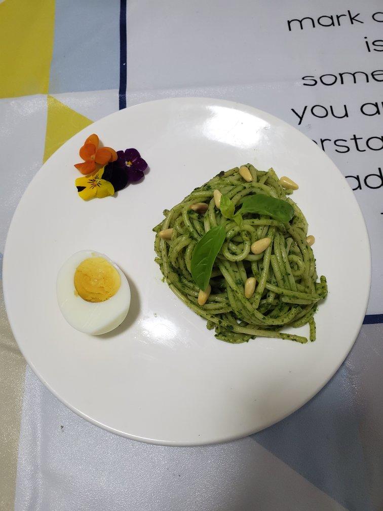打耳光都不放的绿色意大利面(青酱意面)----菠菜罗勒松子拌意面