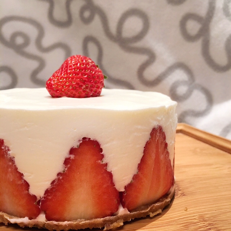 极简美味🉐️草莓酸奶慕斯蛋糕