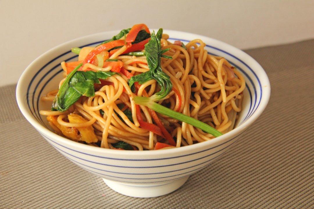 tulip-沁做的胡萝卜芹菜肉丝炒面