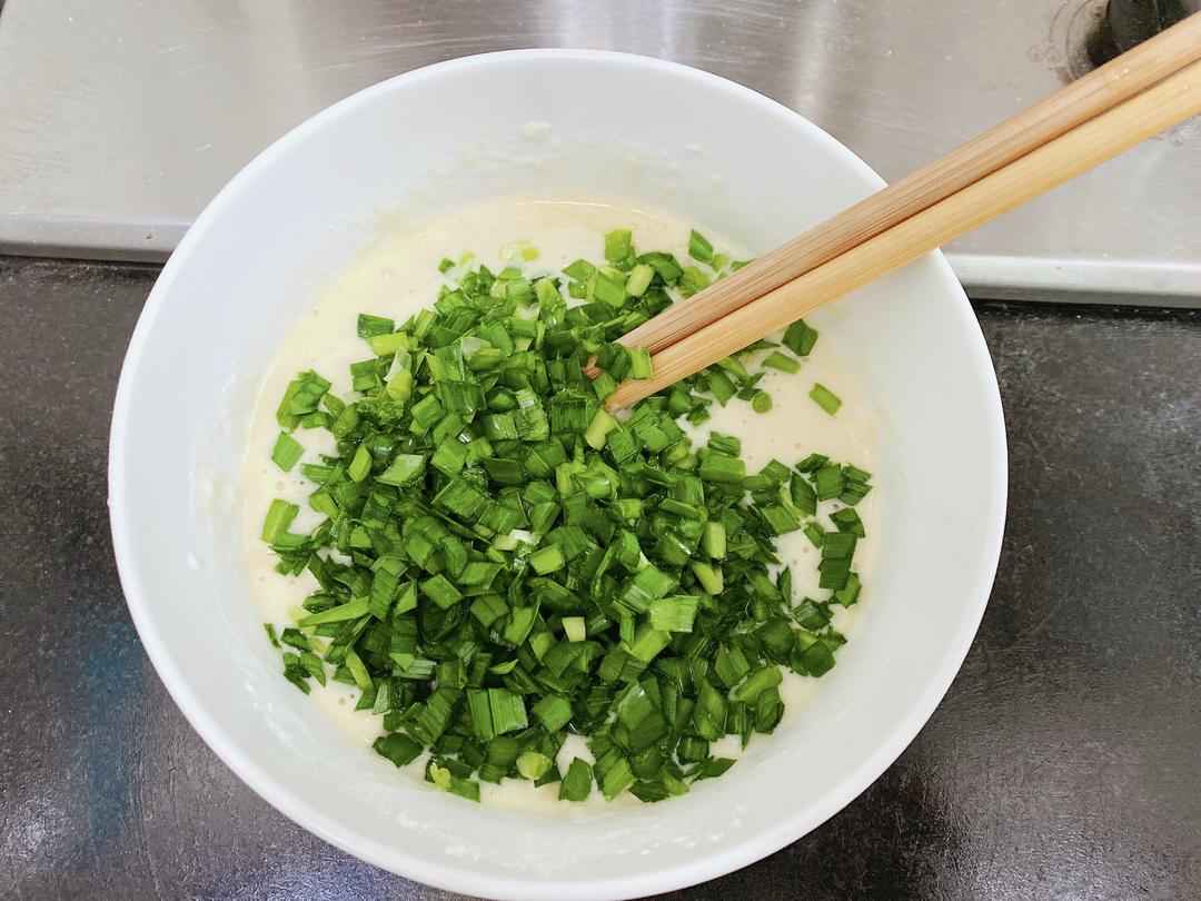 黄金韭菜鸡蛋煎饼的做法 步骤2