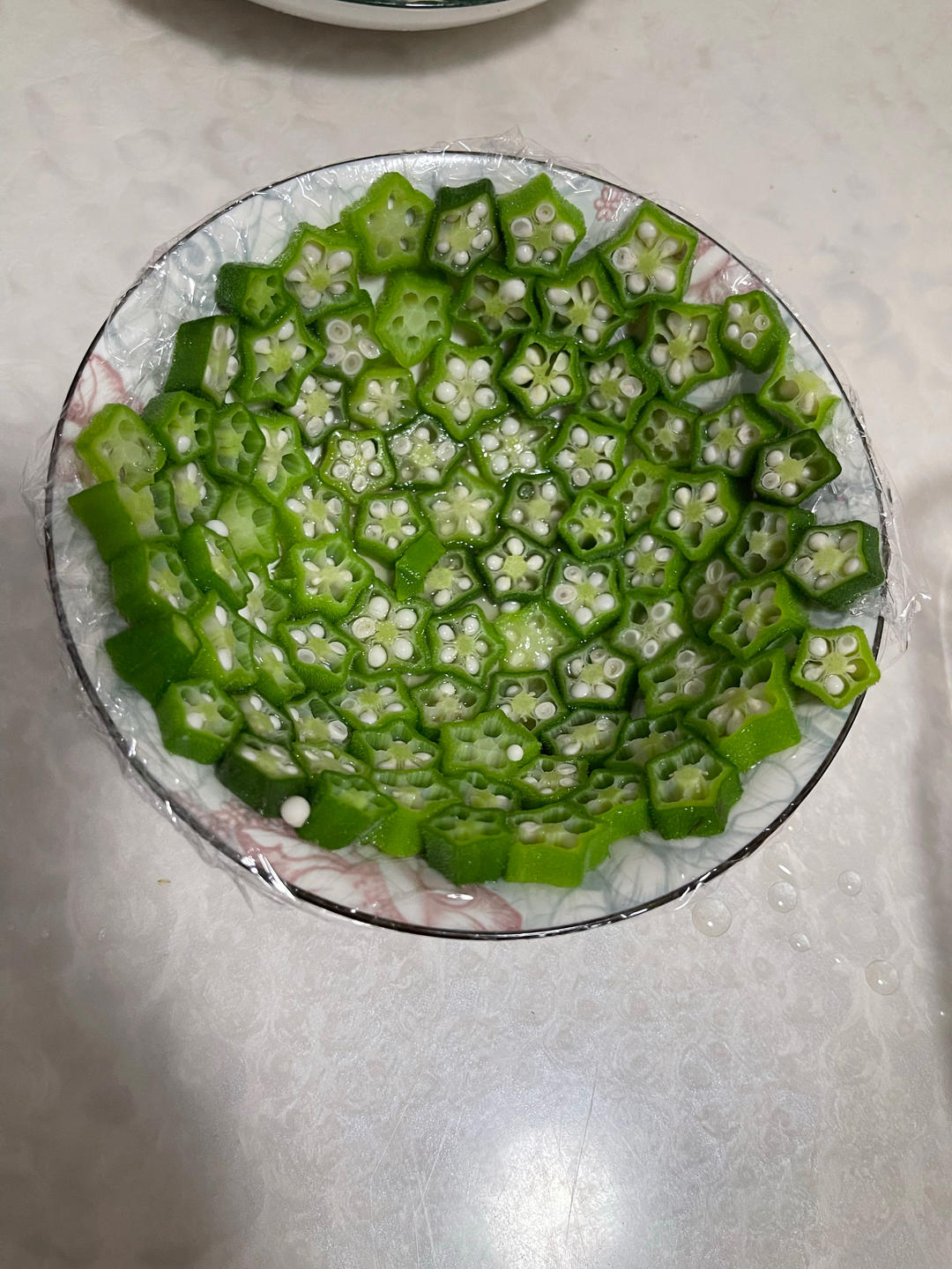 这绝对是秋葵颜值最高的做法，好看又好吃，端上桌最先光盘