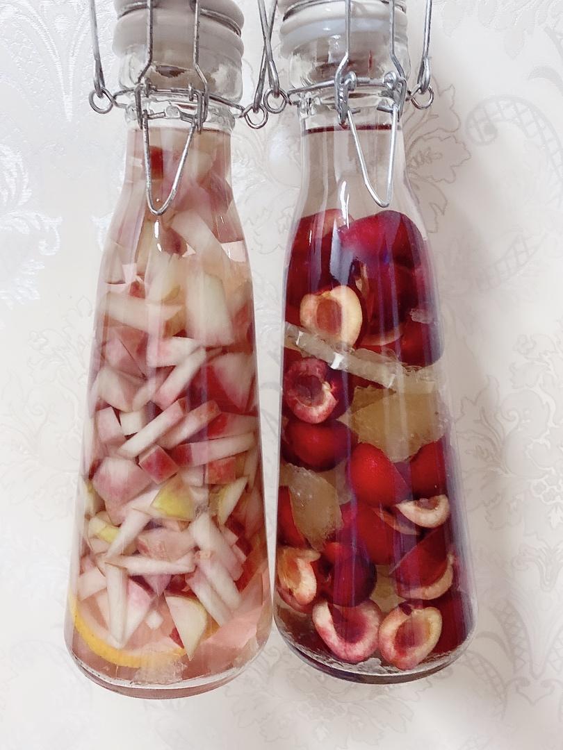 猫有圆耳朵做的水果酒.