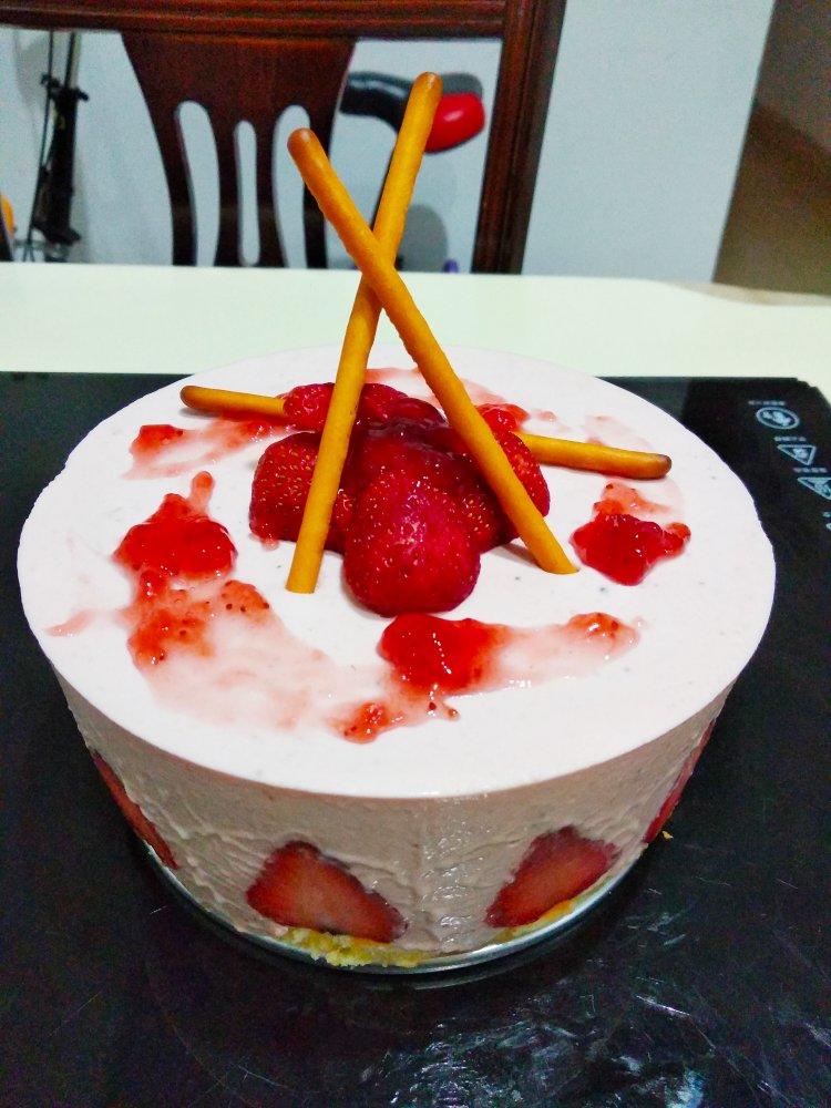 6寸草莓慕斯蛋糕