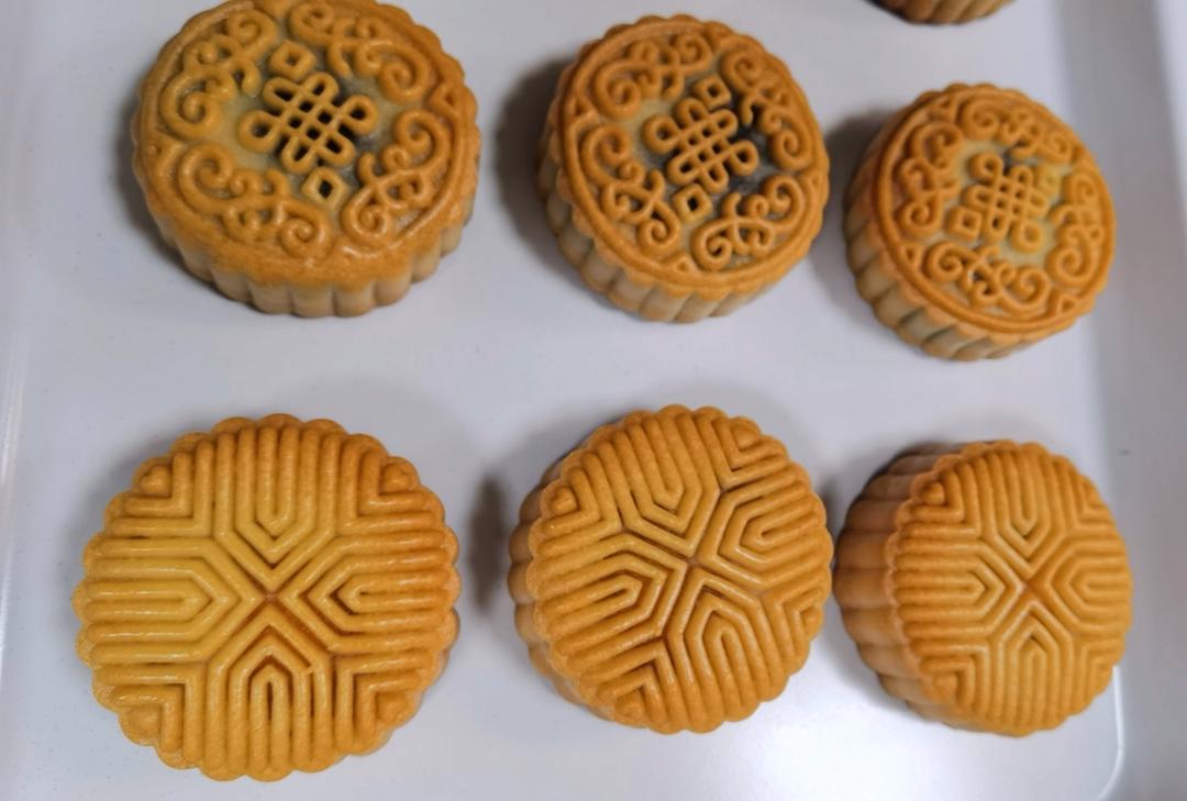 黑芝麻蛋黄月饼