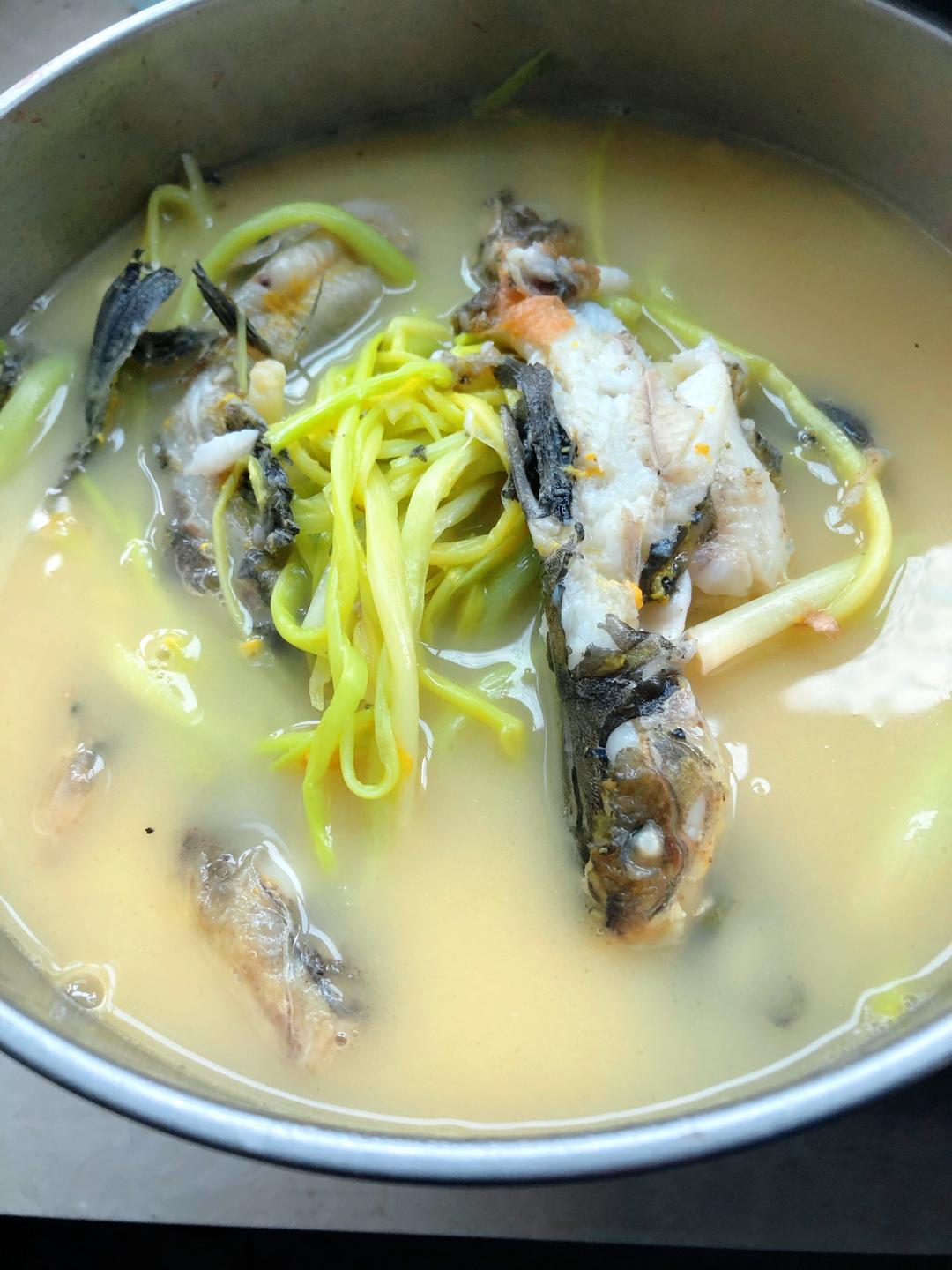 蒿菜黄骨鱼汤