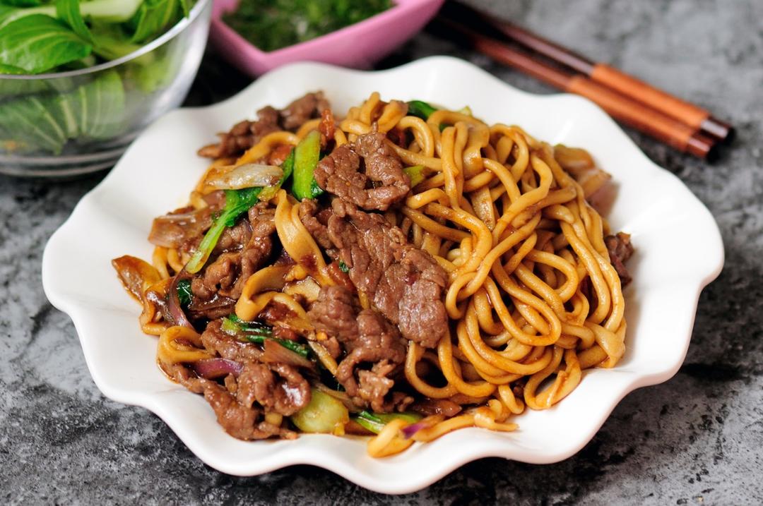 孜然牛肉炒拉条 家常面条百吃不厌的美味做法