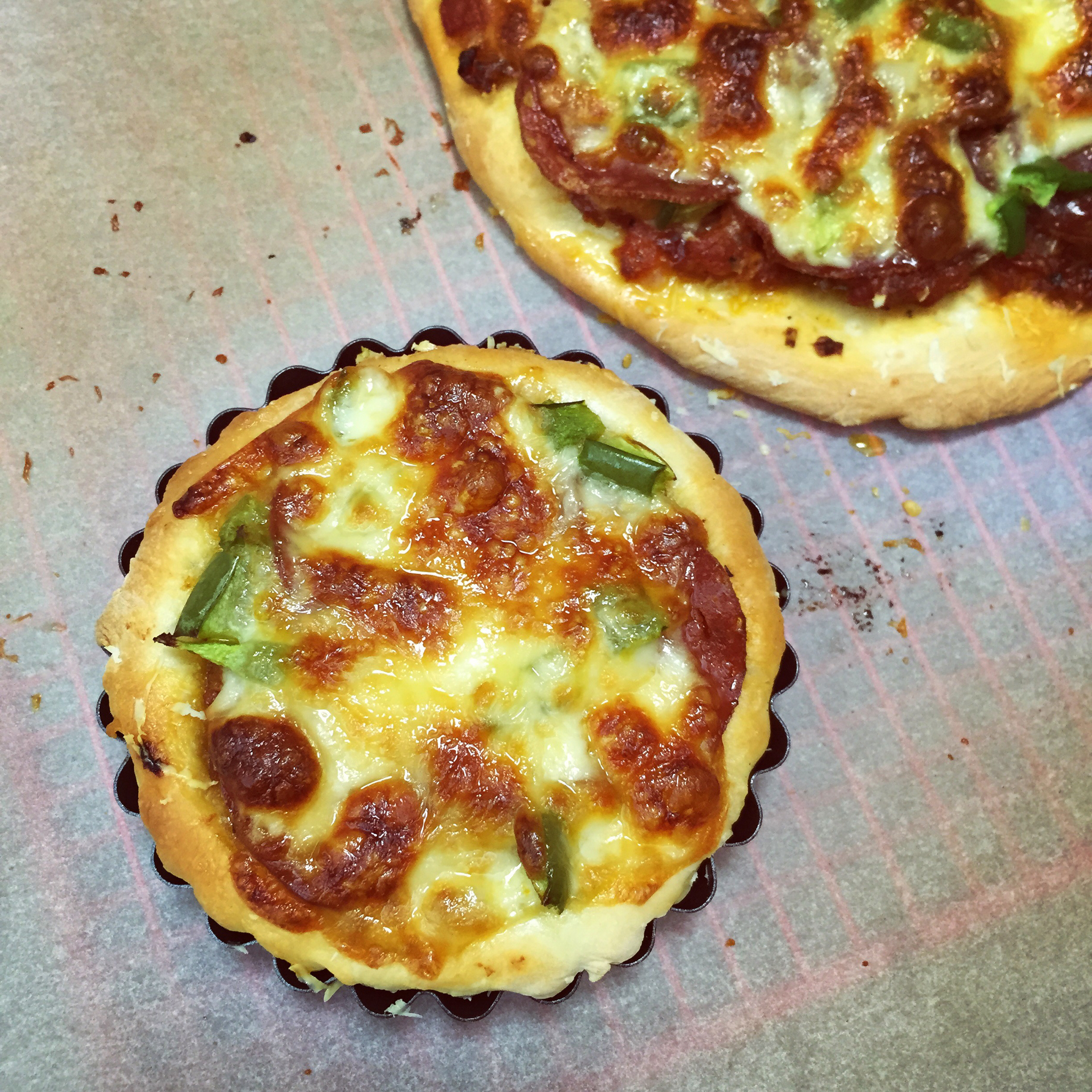 芝麻菜萨拉米薄底披萨