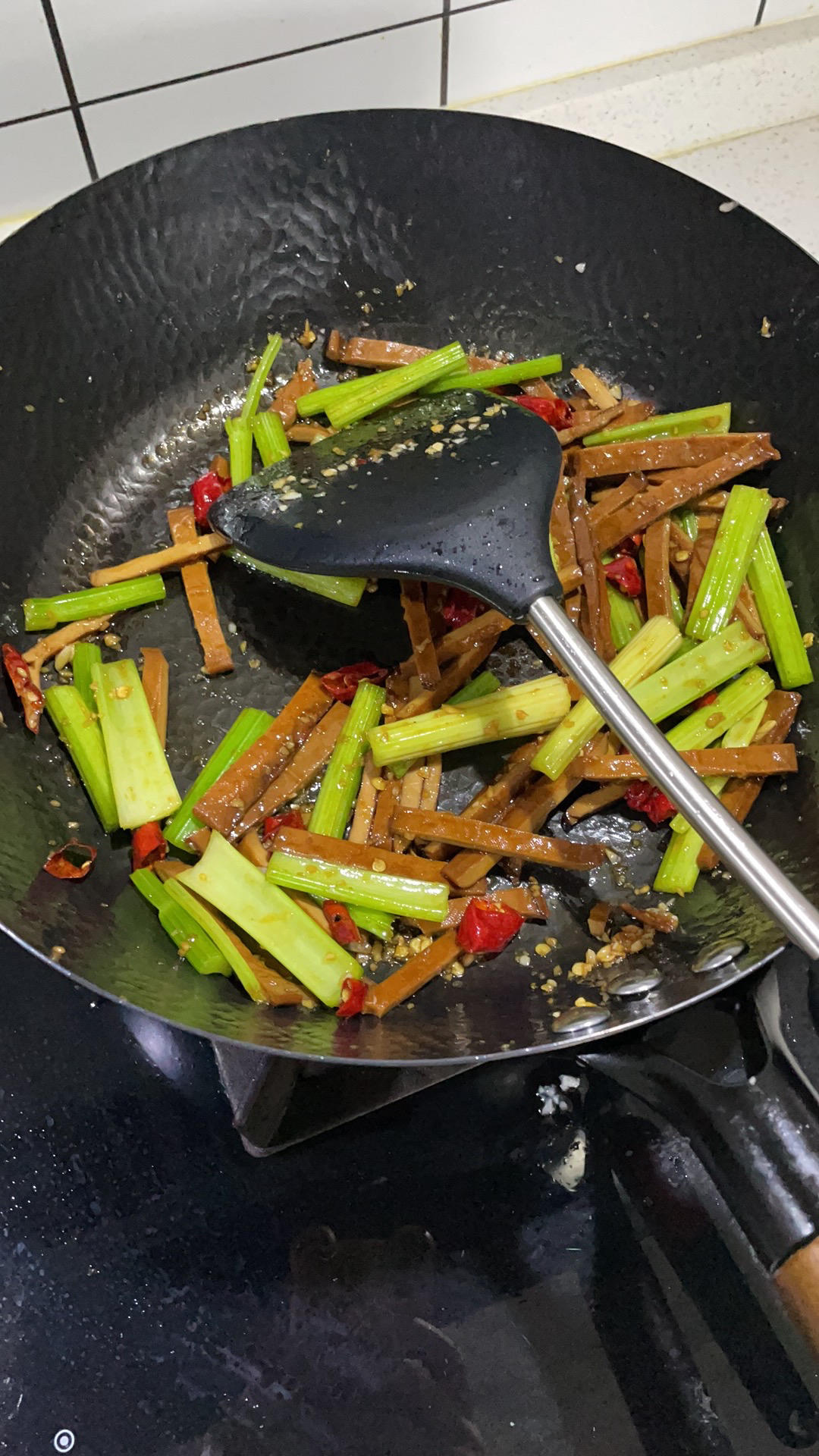 让何老师好吃到哭的同款芹菜炒香干，真的超美味