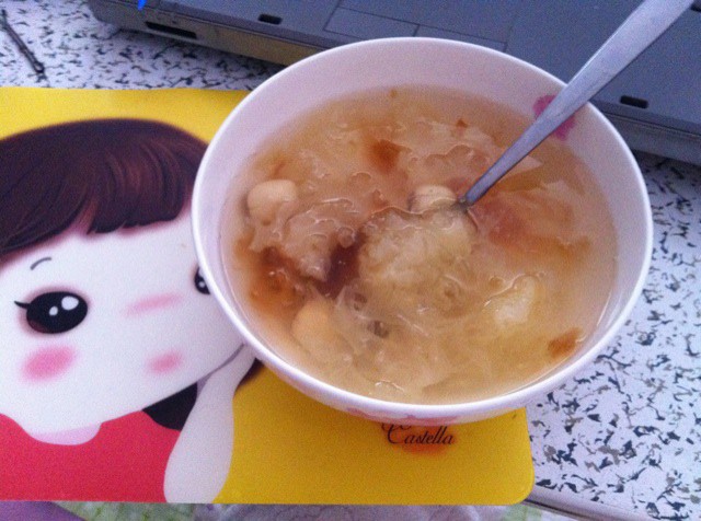 桃胶银耳雪梨羹