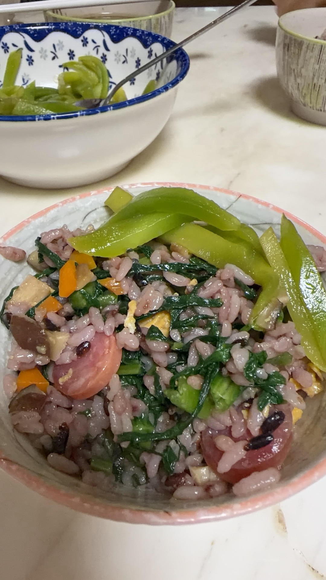 莴笋叶香菇胡萝卜鸡蛋香肠拌糙米饭（凉拌莴笋）