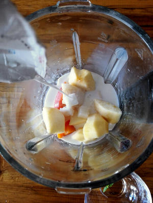 自制diy果蔬汁  苹果×胡萝卜×玉米×牛奶的做法 步骤2