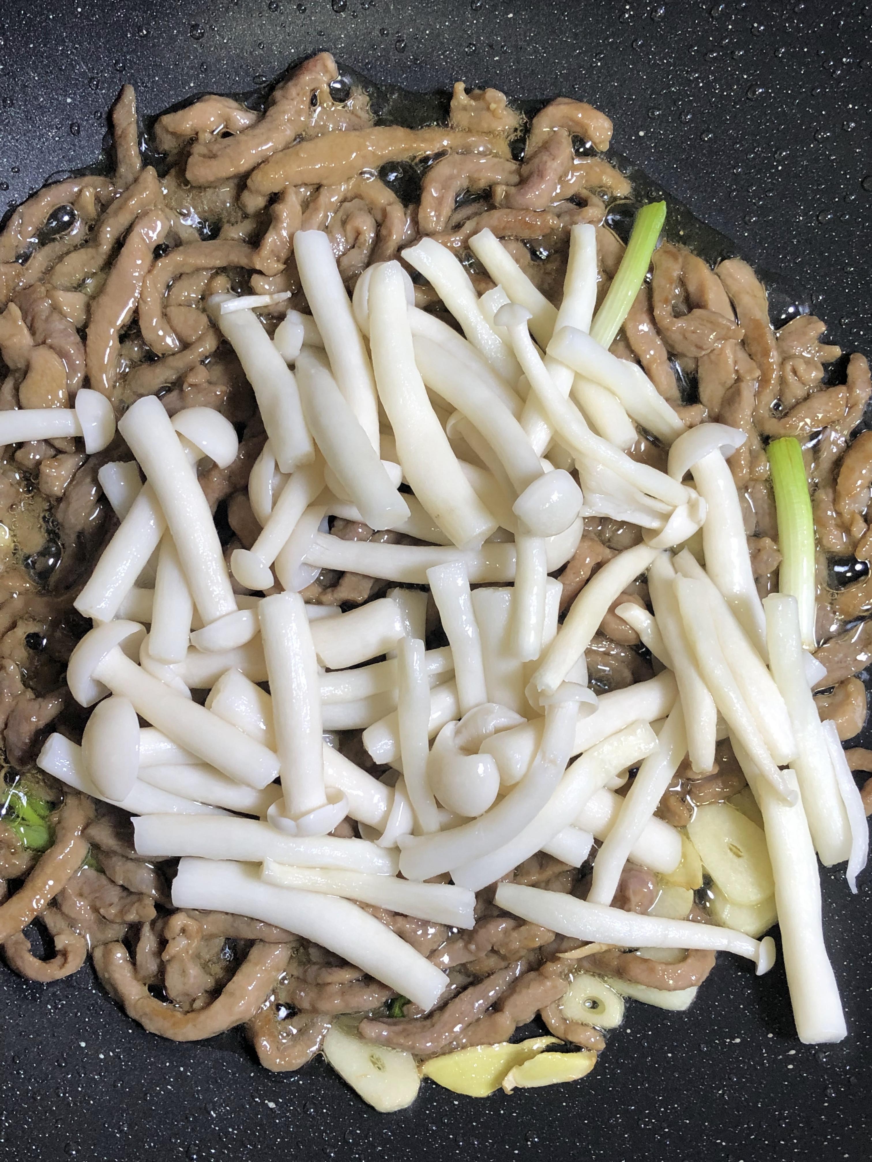 家常小炒‼️海鲜菇炒肉丝💯的做法 步骤7