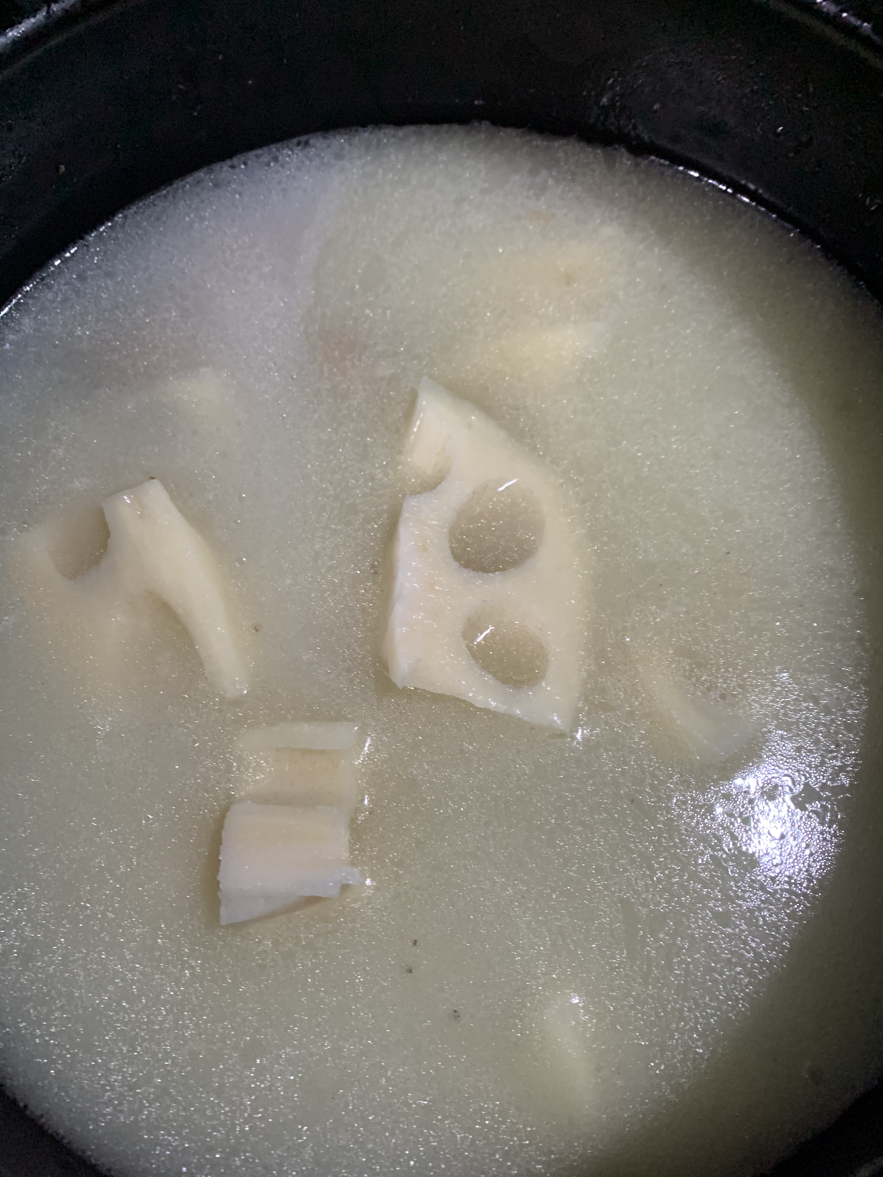 奶白奶白的排骨莲藕汤的做法 步骤6