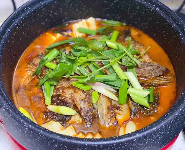 鱼头炖豆腐锅的做法
