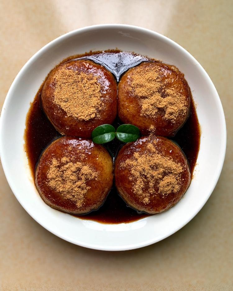美食每刻pyr做的红糖糍粑