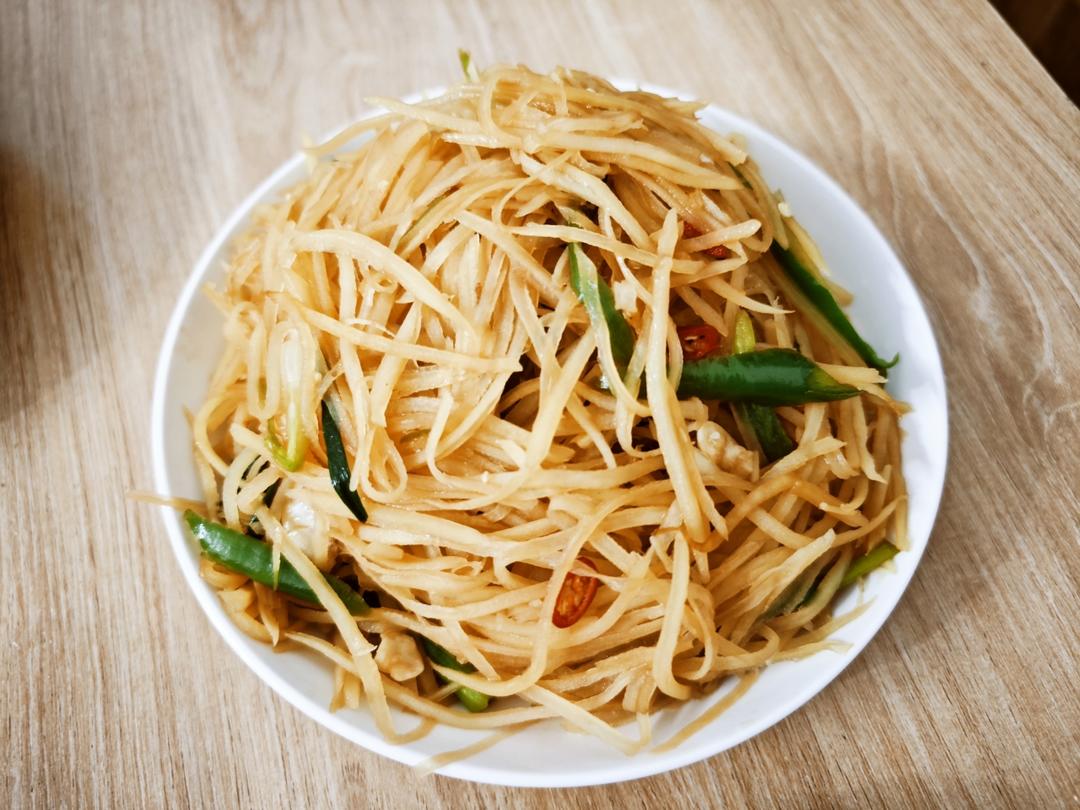 不用焯水一样炒出脆脆的酸辣土豆丝