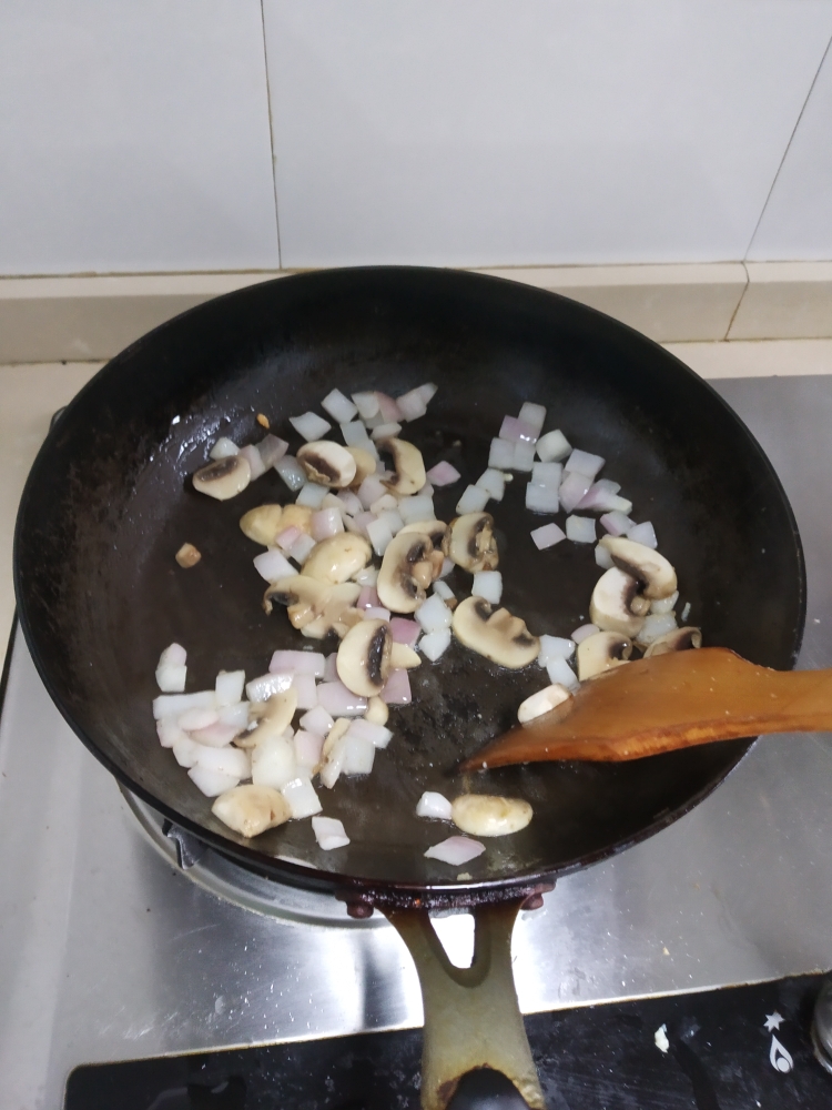 奶香蘑菇爆鸡丁的做法 步骤2