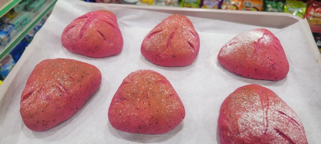 火龙果奶酪软欧包