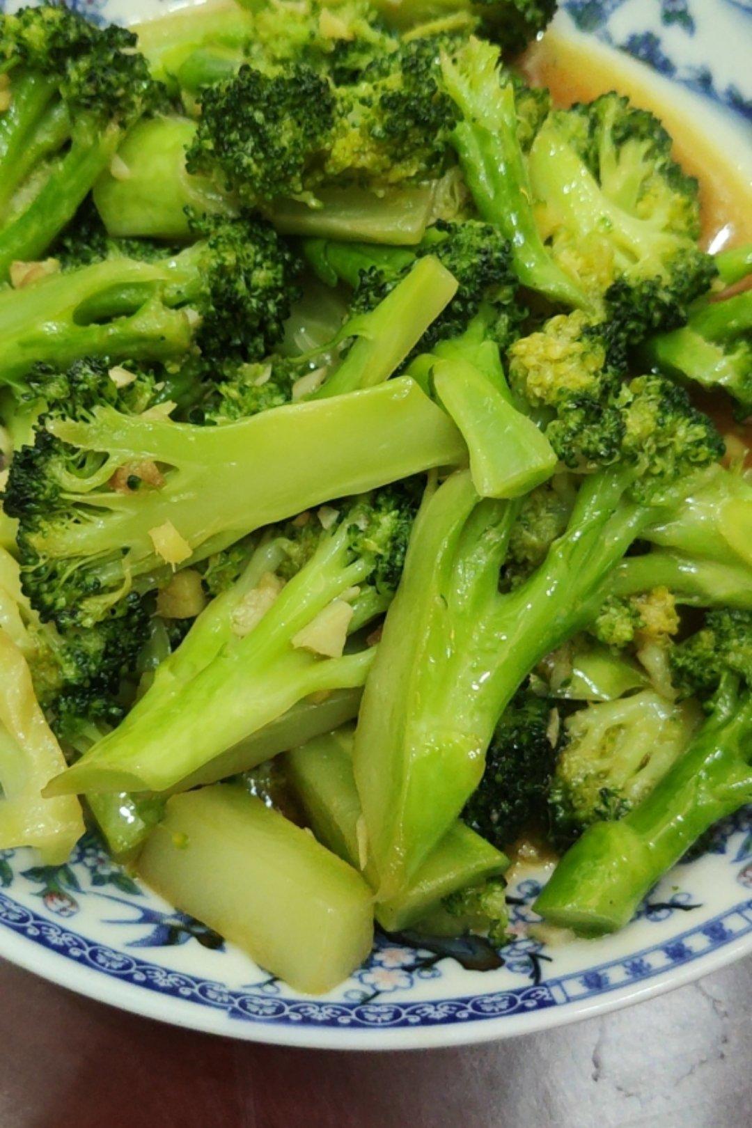 好吃到爆的耗油蒜蓉西兰花(从不修图，喜欢请关注)