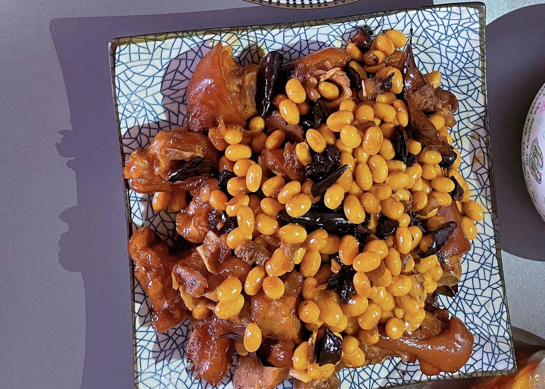 流口水的黄豆炖猪蹄