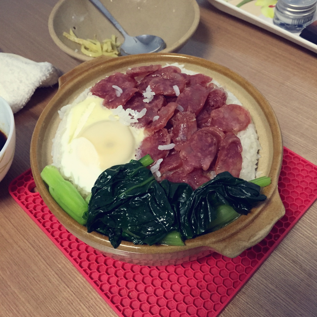 广式腊味煲仔饭