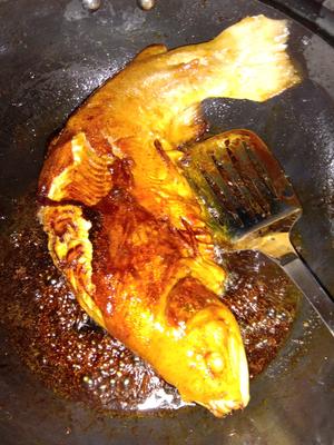 煎蛋红烧鳟鱼的做法 步骤2