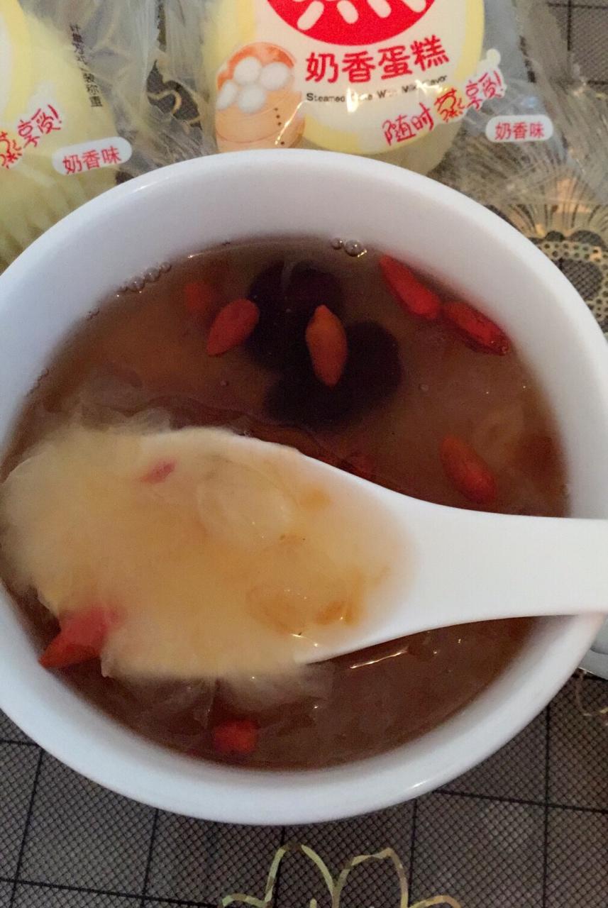 美容润肤 益气补血《桃胶皂角米百合银耳红枣羹》