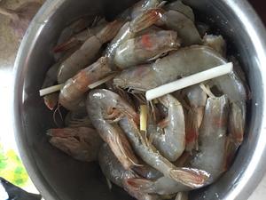 避风塘炒海白虾的做法 步骤2