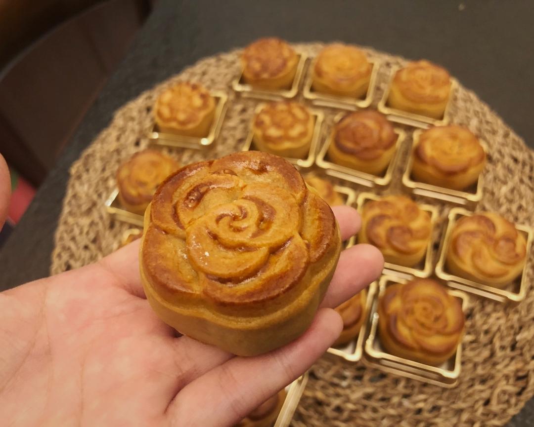 广式月饼—蛋黄芝麻月饼
