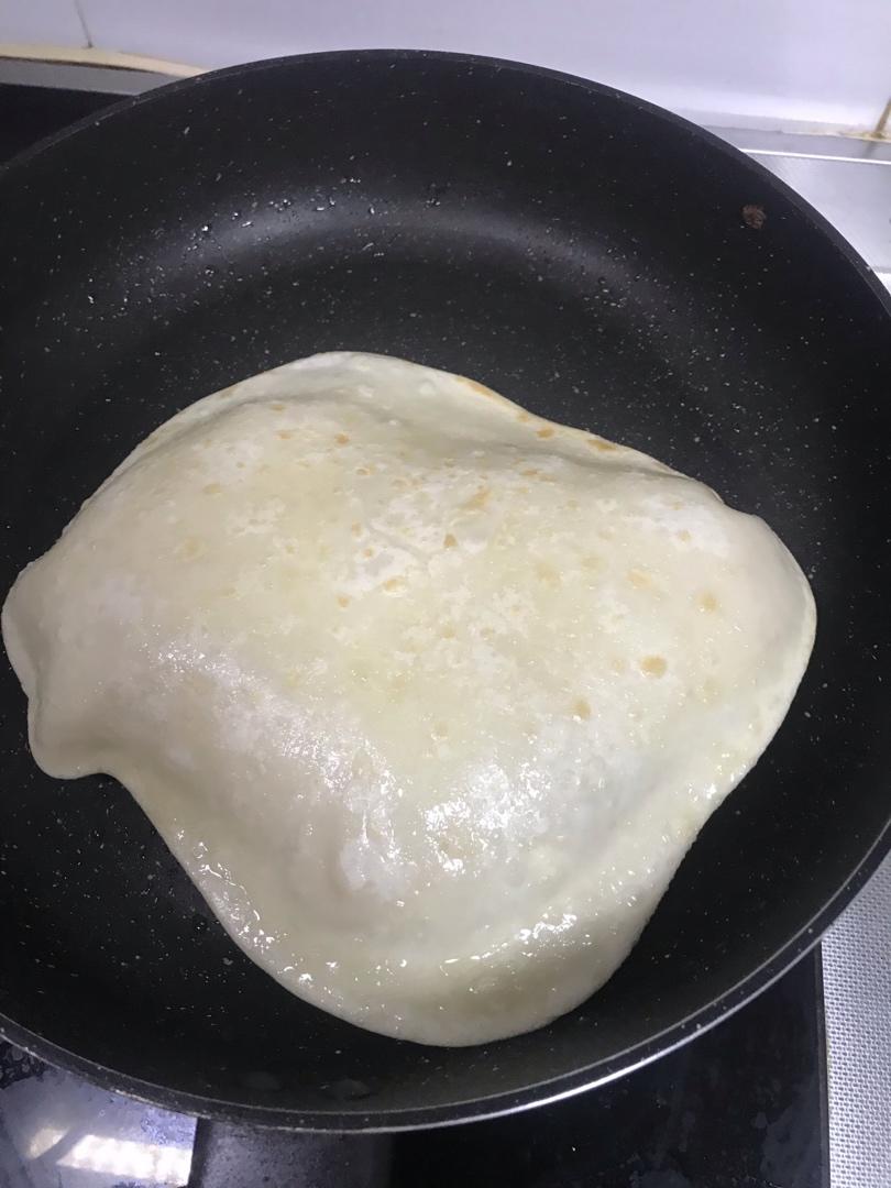 鼓大泡的鸡蛋灌饼(附煎饼酱做法)