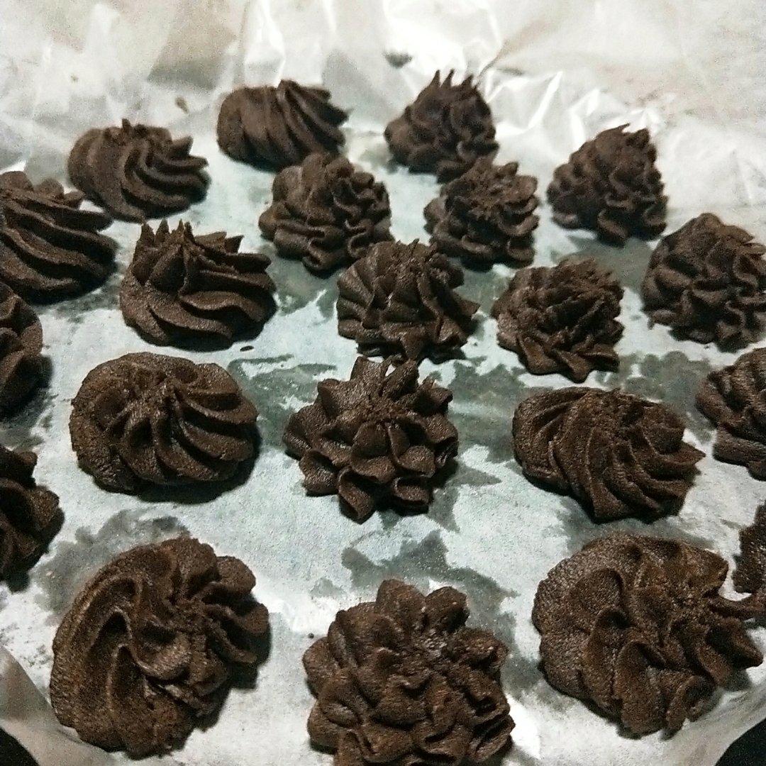 挤花毫无压力的巧克力曲奇