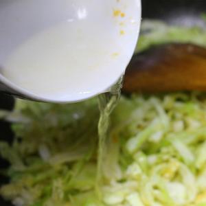 咸蛋黄炒卷心菜的做法 步骤4