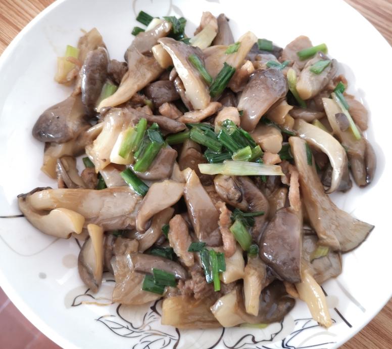 袖珍菇炒肉的做法