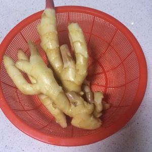 生姜片腌制的做法 步骤1