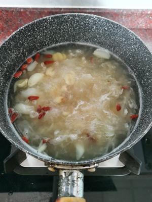 银耳莲子百合甜汤的做法 步骤6