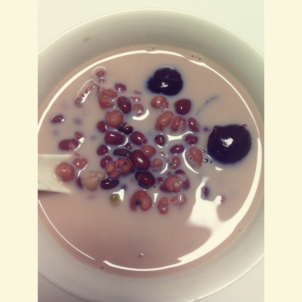 红枣红豆薏仁牛奶粥