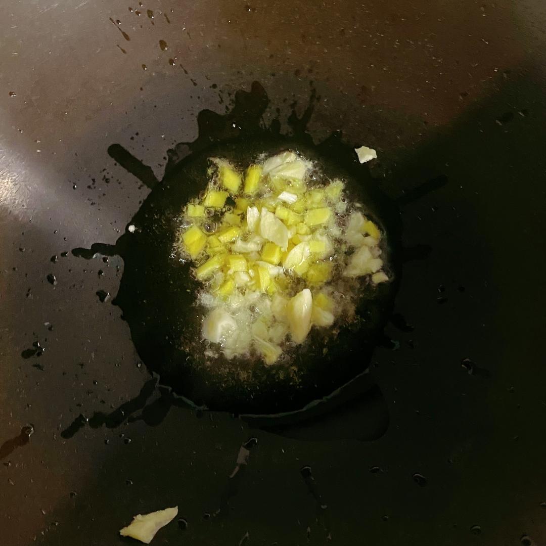 爆炒钉螺的做法 步骤2