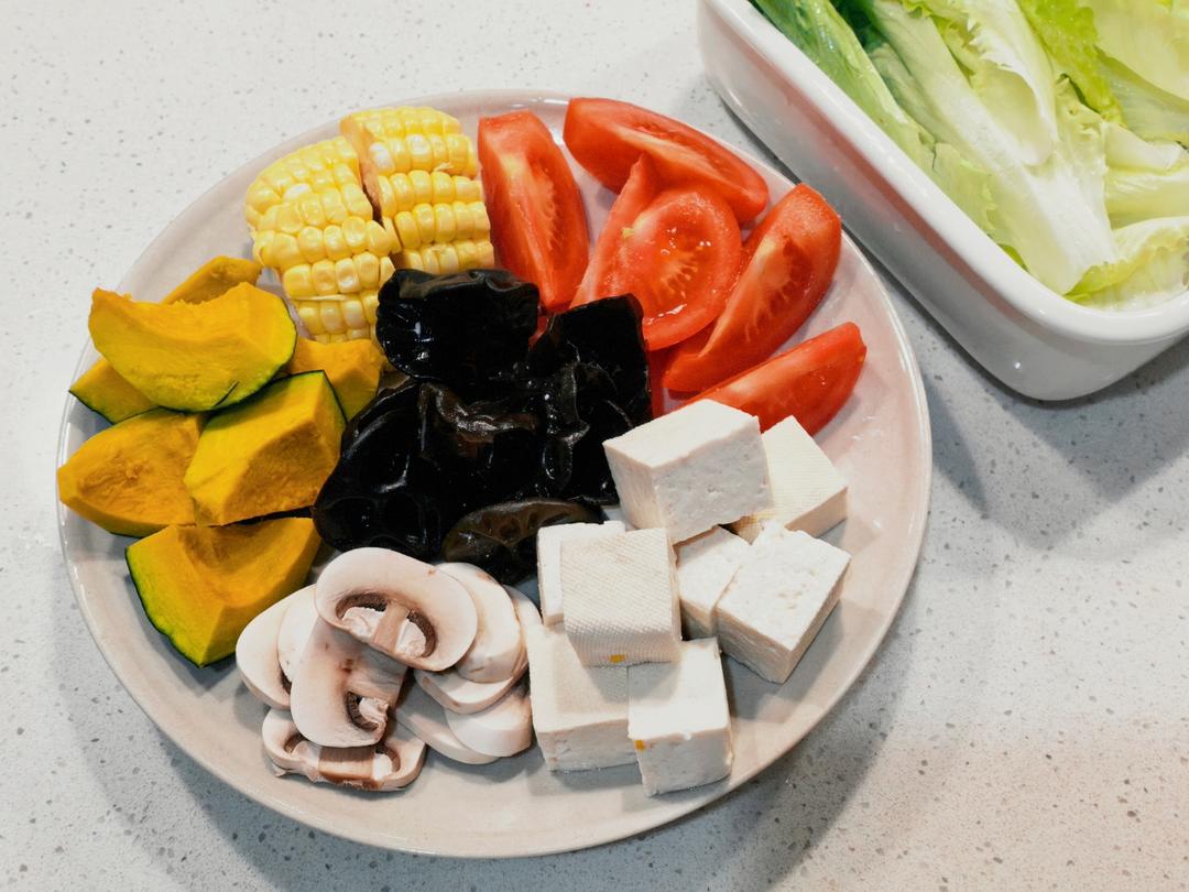 分享巨好吃的南瓜番茄汤底的蔬菜汤！