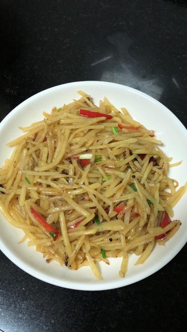酸辣土豆丝的正宗做法，学会这三个技巧，土豆丝脆爽又下饭